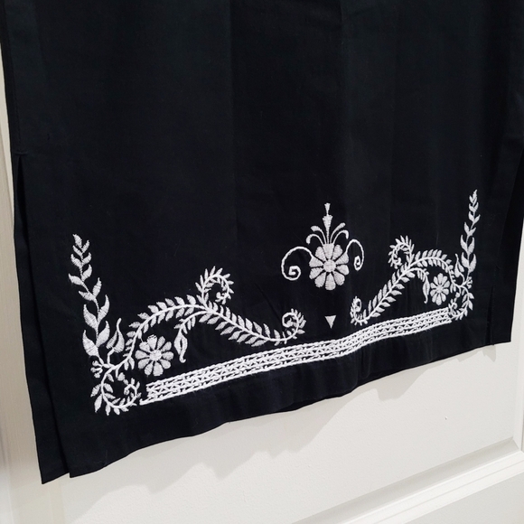 GUESS Embroidered Pencil Skirt โ Floral, Side Slits, Zip Back โ EUC โ Size 2 - Picture 13 of 16